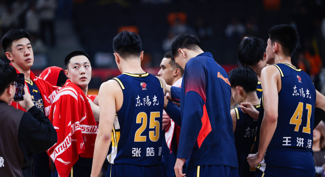 九游娱乐-24分27分40分！一夜爆3门惨案，张镇麟再次封神，上海显露冠军相